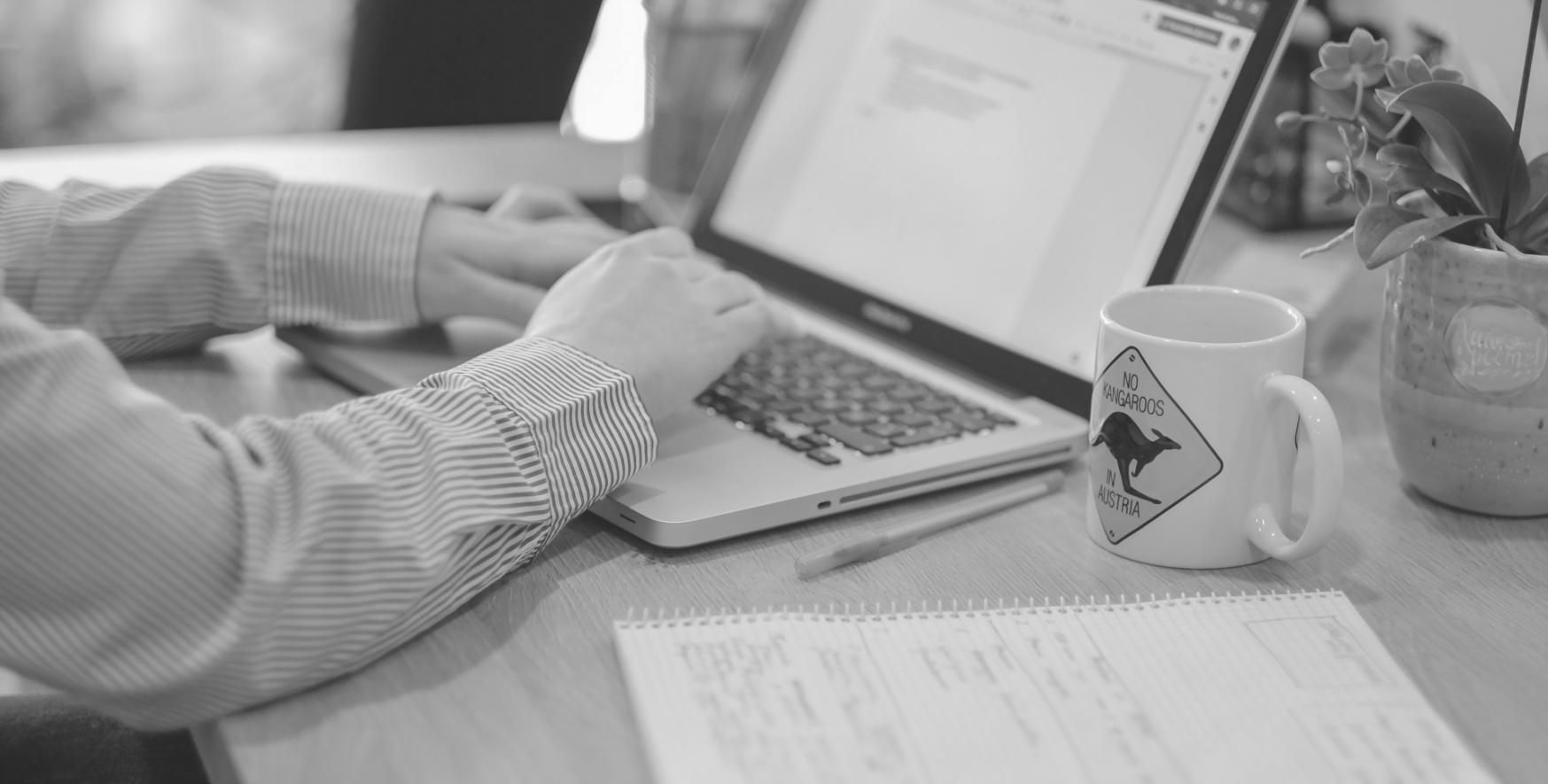 Espacio de trabajo con análisis financieros y documentos presupuestarios
